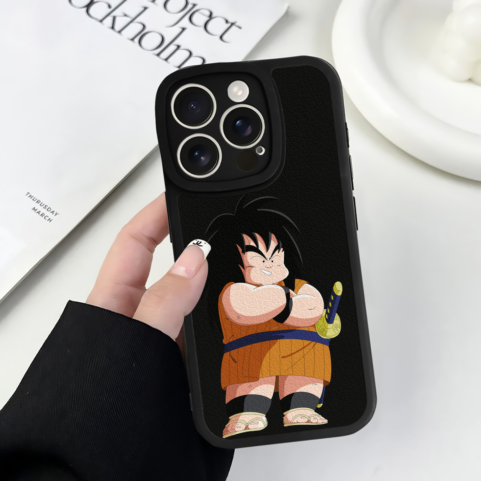 （画像用） ドラゴンボール やじろべえ DRAGON BALL Yajirobe 【iPhone 16シリーズ対応】シリコンスマホケース（レザー調） 材質：シリコン